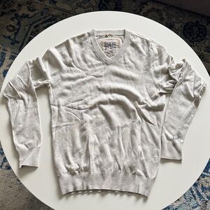 Ruehl No.925 Men's Light Gray V-Neck Sweater